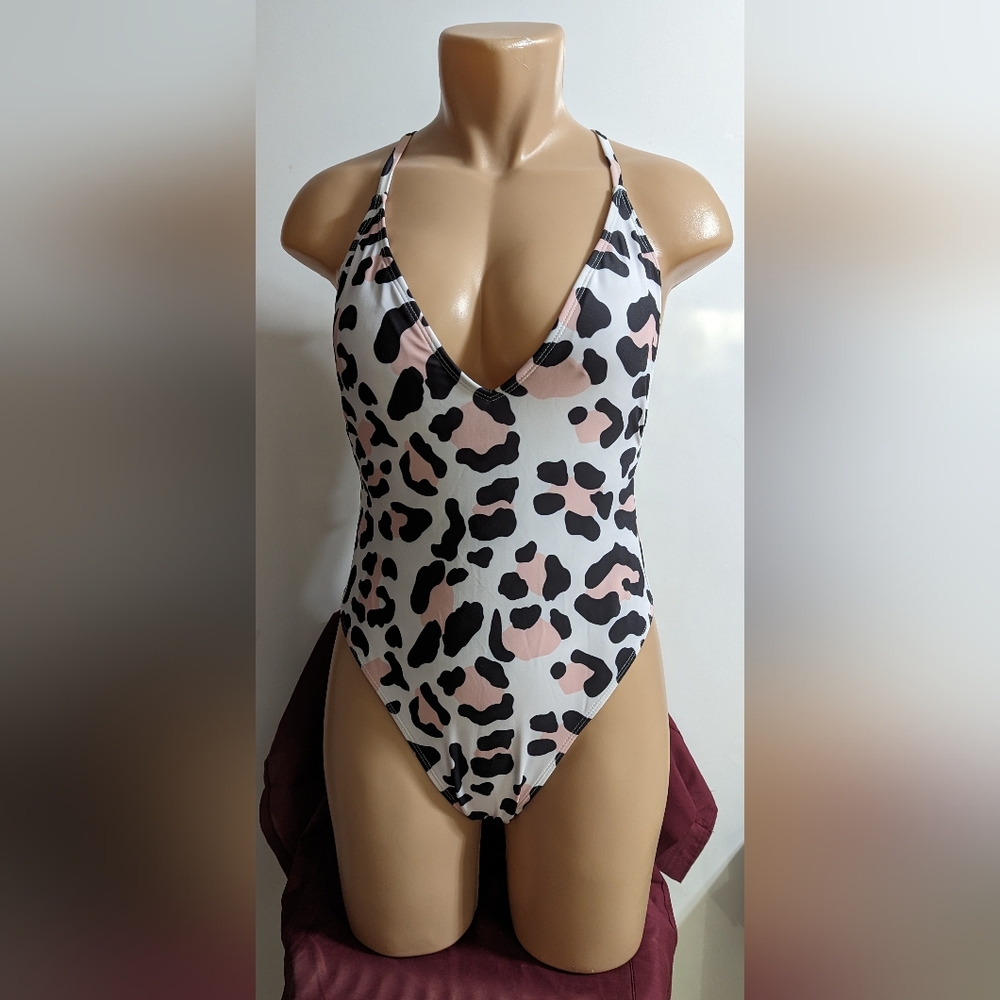 Adreamly swimsuit 🩱 in size M With Sarong